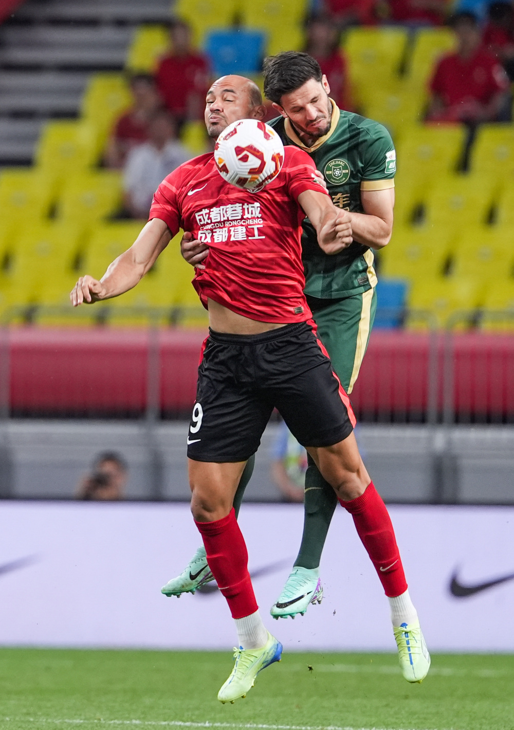 在躲着身体 在躲着身体